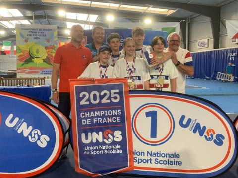 L'équipe "section scolaire sportive Tennis" du collège Bobée, championne de France UNSS