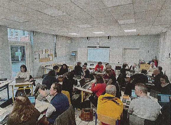 Par petits groupes, les participants ont travaillé autour de l'IA