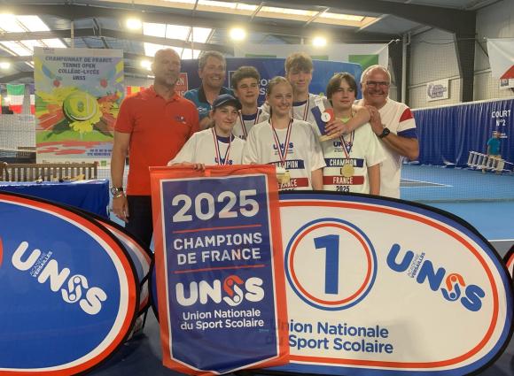 L'équipe "section scolaire sportive Tennis" du collège Bobée, championne de France UNSS