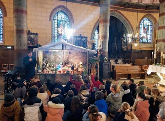 Visite de la crèche avec le Père Caplan
